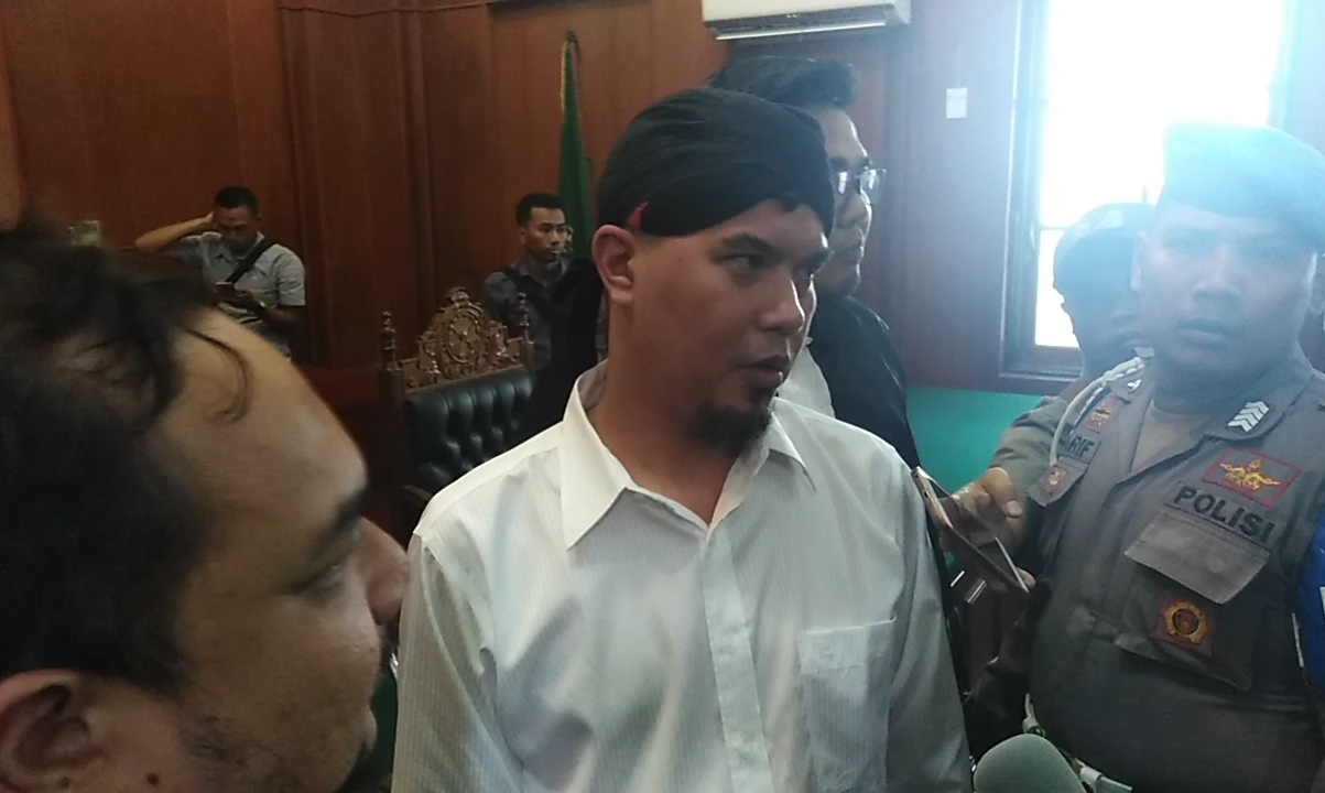 Dhani usai menjalani peesidangan di PN Surabaya, Selasa 2 April 2019. (foto: Farid/ngopibareng.id) 