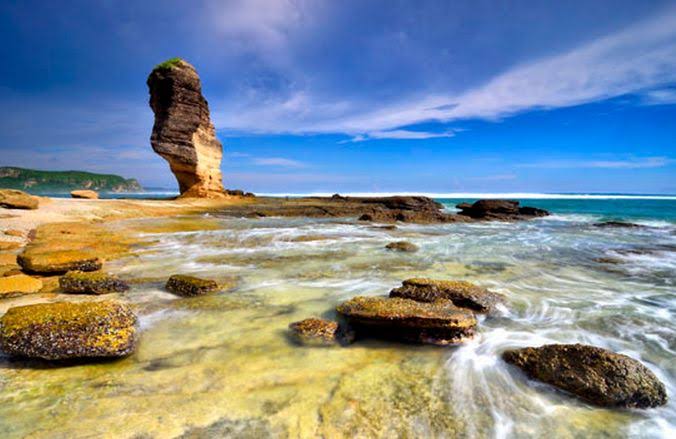 Batu Payung Pantai Tanjung Aan. (Foto: inawisata.com)
