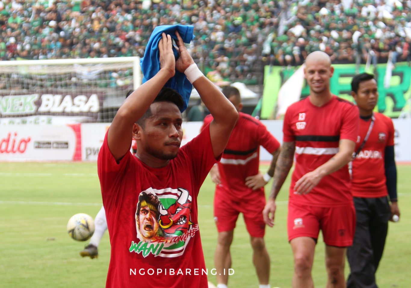Pemain Madura United, Andik Vermansah saat memberikan hormat kepada Bonek Mania. (foto: Haris/ngopibareng.id)
