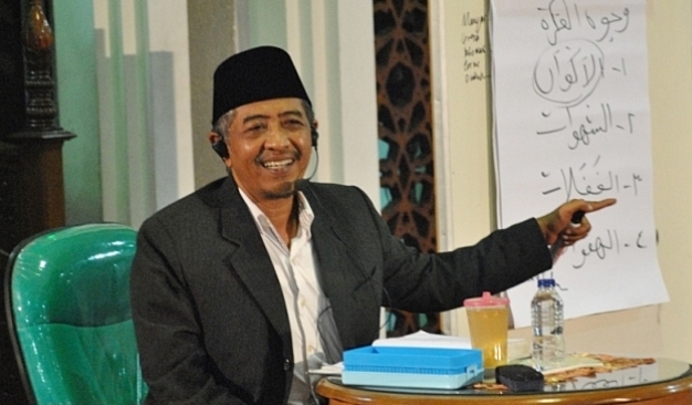 KH Luqman Hakim, berkopiah hitam.  (Foto: dok ngopibareng.id)