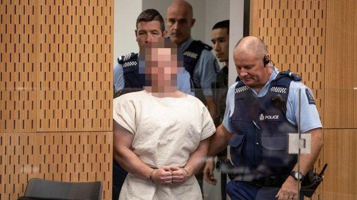 Brenton Tarrant ketika dihadirkan di pengadilan Sabtu (16/3/2019). Tarrant dikenai dakwaan pembunuhan kepada jemaah Masjid Al Noor dan Linwood ketika Shalat Jumat di Christchurch, Selandia Baru (15/3/2019). (Foto: POOL New via Sky News)