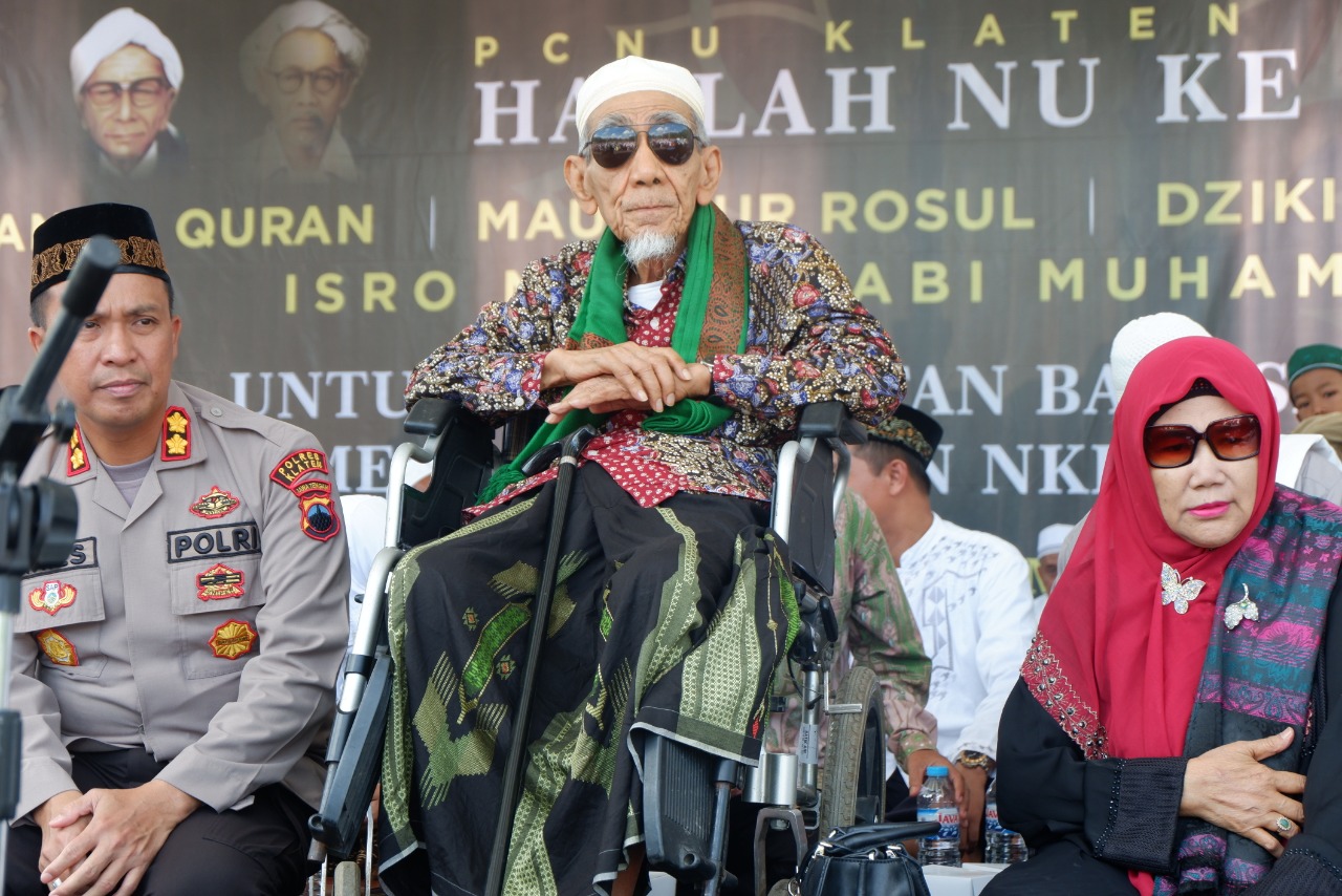 Mbah Moen saat memberi Mauidhoh hasanah pada Harlah NU ke-96, Rabu 3 April 2019 di Alun-alun Klaten. (Foto: nu for ngopibarengid)