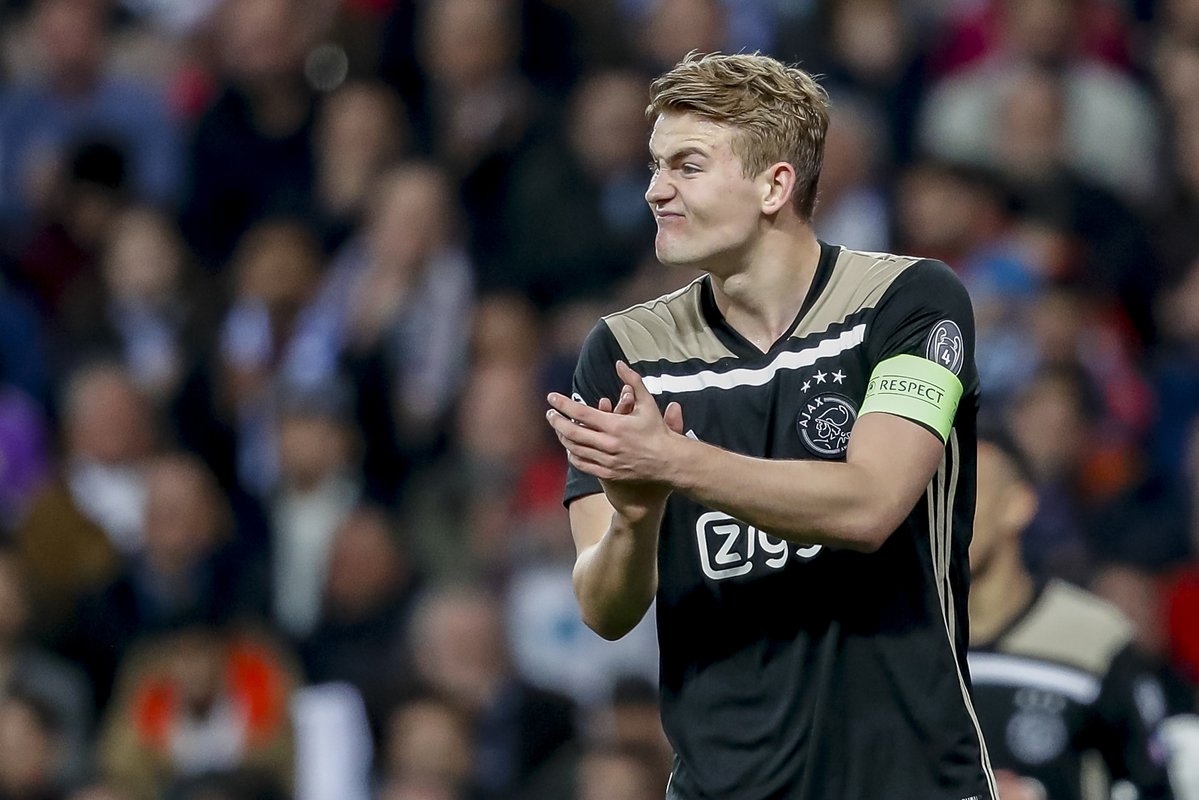 Meski diincar banyak klub raksasa Eropa, pemain muda belanda ini ingin menuntaskan tugasnya bersama Ajax hingga akhir musim nanti. (Matthijs De Ligt