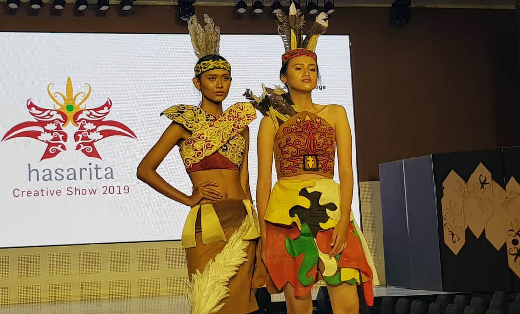 Peragaan busana (fashion show) bertemakan budaya Dayak di acara Creative Show Lasalle College Surabaya, Kamis, 4 April 2019 di Surabaya. (Foto: Faris/ngopibareng.id) 