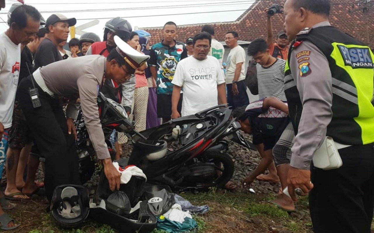 Polisi memeriksa motor yang ditabrak KA Ranggajati di perlintasan KA tanpa palang pintu. (Foto: Ikhsan/ngopibareng.id)