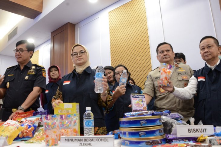 Konferensi pers hasil temuan Operasi Opson VIII-2019 di Jakarta, Jumat (5/4/2019) yang menyita produk ilegal senilai Rp61 miliar. (Foto: BPOM)