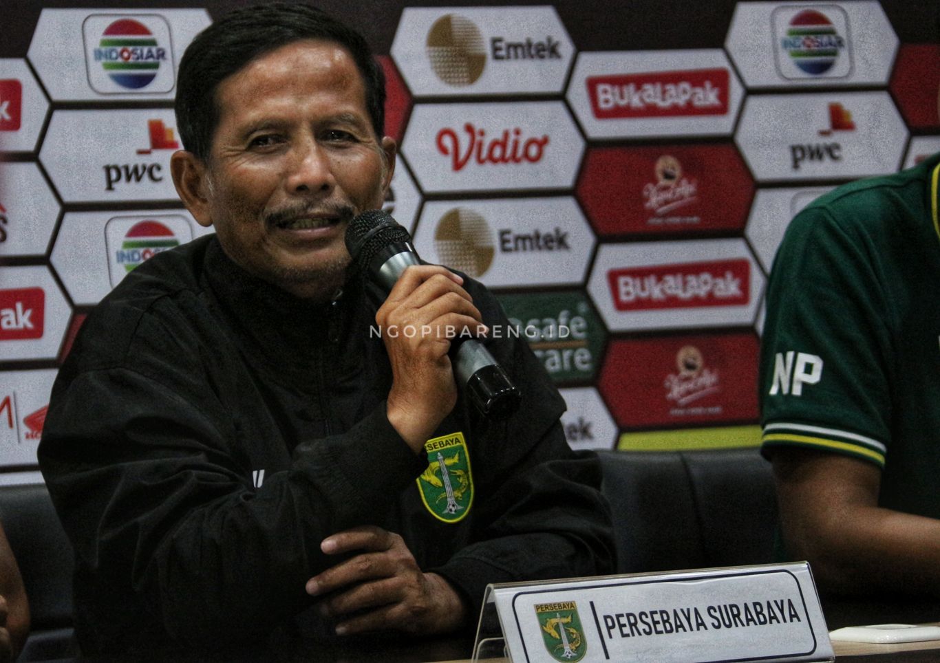 Pelatih Persebaya, Djajang Nurdjaman katakan timnya belum aman. (Foto:Haris/ngopibareng.id)