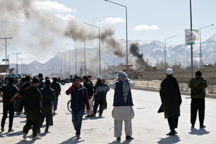 Asap terlihat dari lokasi ledakan dan tembakan antara pasukan Taliban dan Afganistan di PD 6 di Kabul, Afganistan, Rabu, 1 Maret 2017. (Foto: Reuters/Antara)