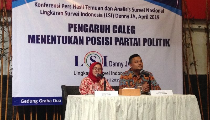 Peneliti LSI Denny JA, Rully Akbar (kanan) memaparkan hasil survei terbaru lembaga tersebut di Jakarta, Jumat, 5 April 2019. (Foto: Imam/Antara) 