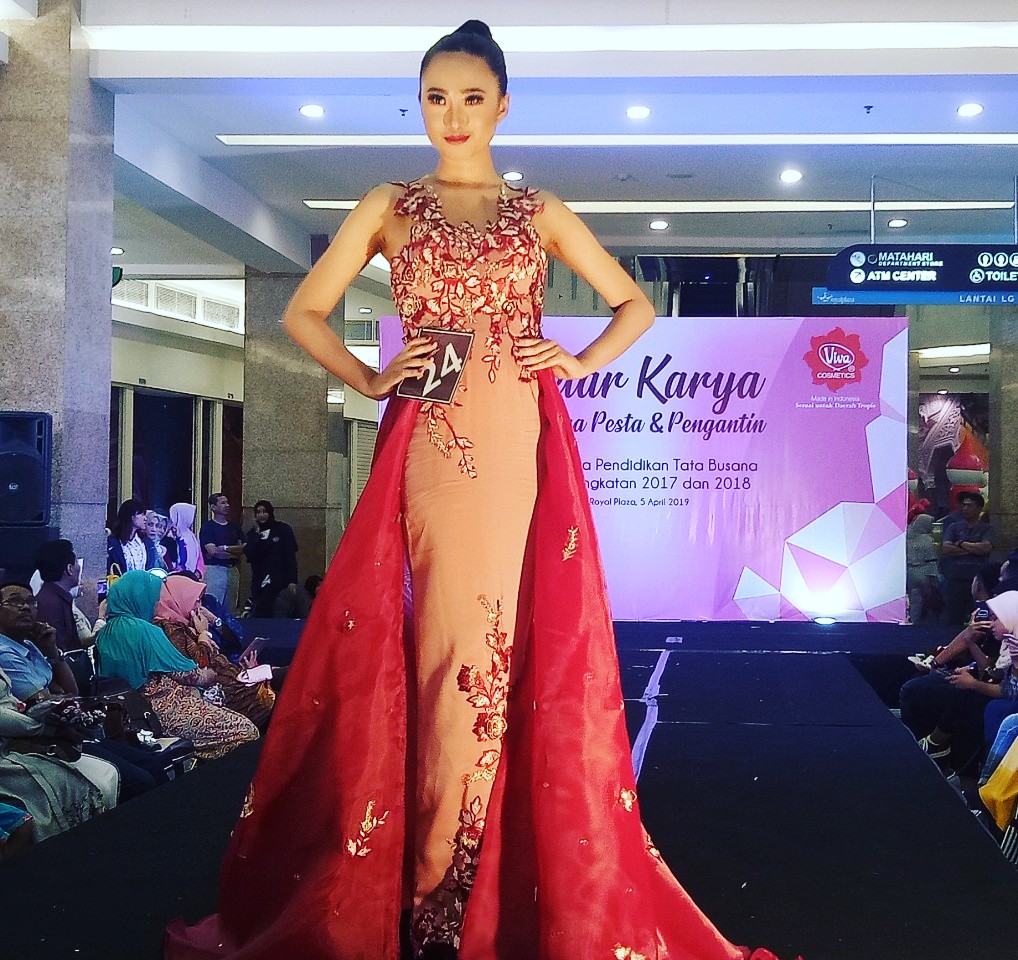 Busana pesta dan gala dipamerkan dalam fashion show di craft center Royal Plaza Surabaya. (Foto:Pita/ngopibareng.id) 