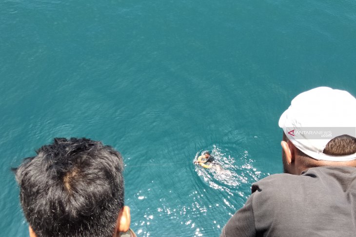 Aksi penyelamatan seorang penumpang KM Ciremai yang lompat ke laut di Sorong Sabtu 6 April. (Foto: Antara/Ernes)