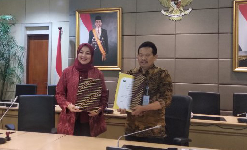 Sekjen Kemendikbud Didik Suhardi PhD dan Ketua IKAPI Roosyati Rozalina usai penandatangan kerja sama di Jakarta. (Foto: Antara)