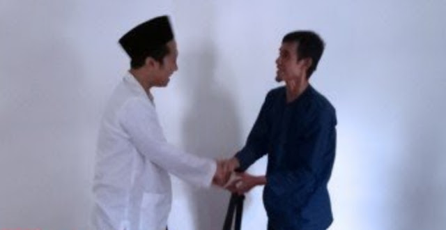 Luhur Utomo (40) perekam, dan penggunggah video kunjungan Luhut, bersama KH Fathurrosi Zubair. (Foto: nu for ngopibareng.id) 