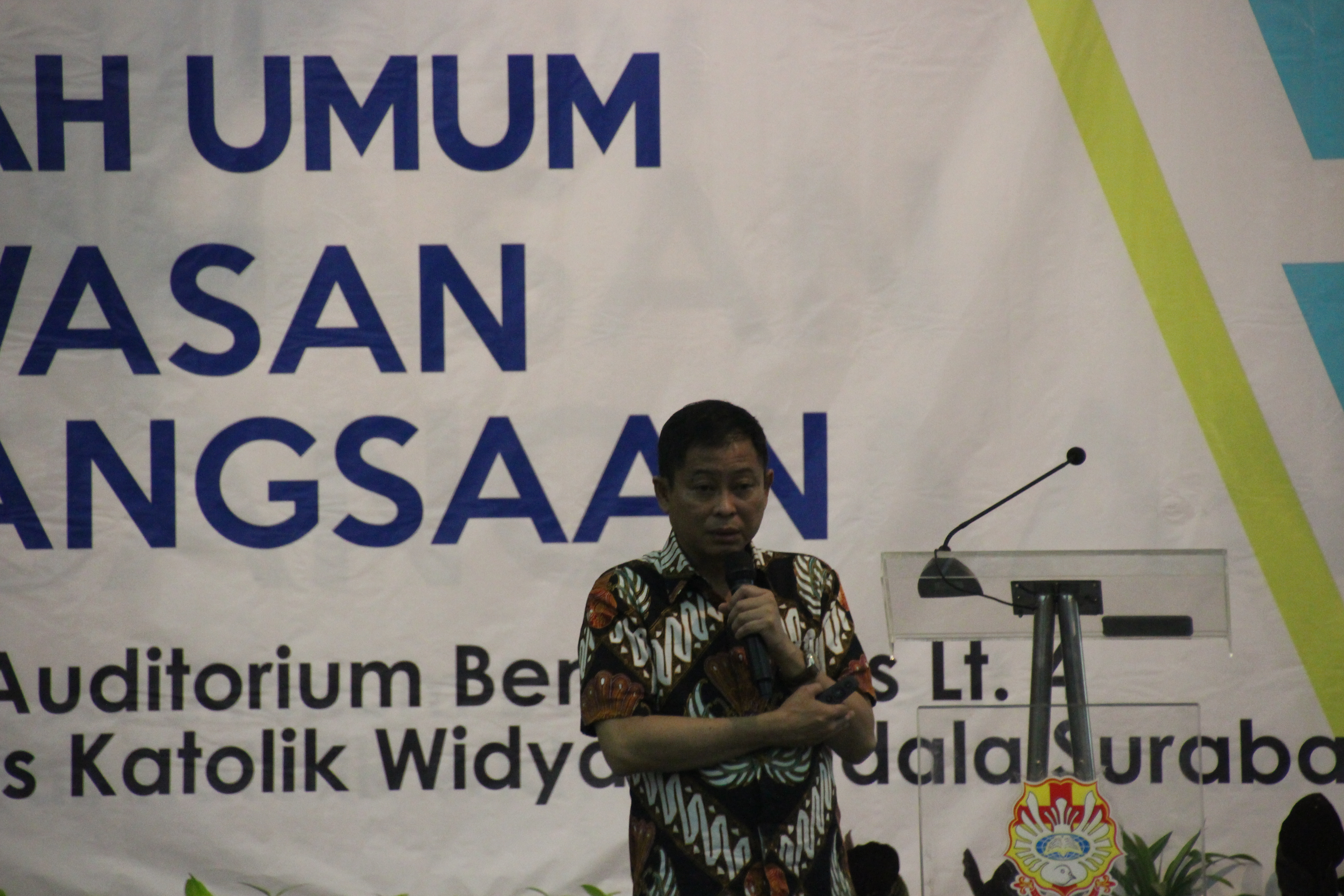 Menteri ESDM Ignasius Jonan saat memberi kuliah umum di Universitas Widya Mandala Surabaya. Foto : Faiq/ngopibareng
