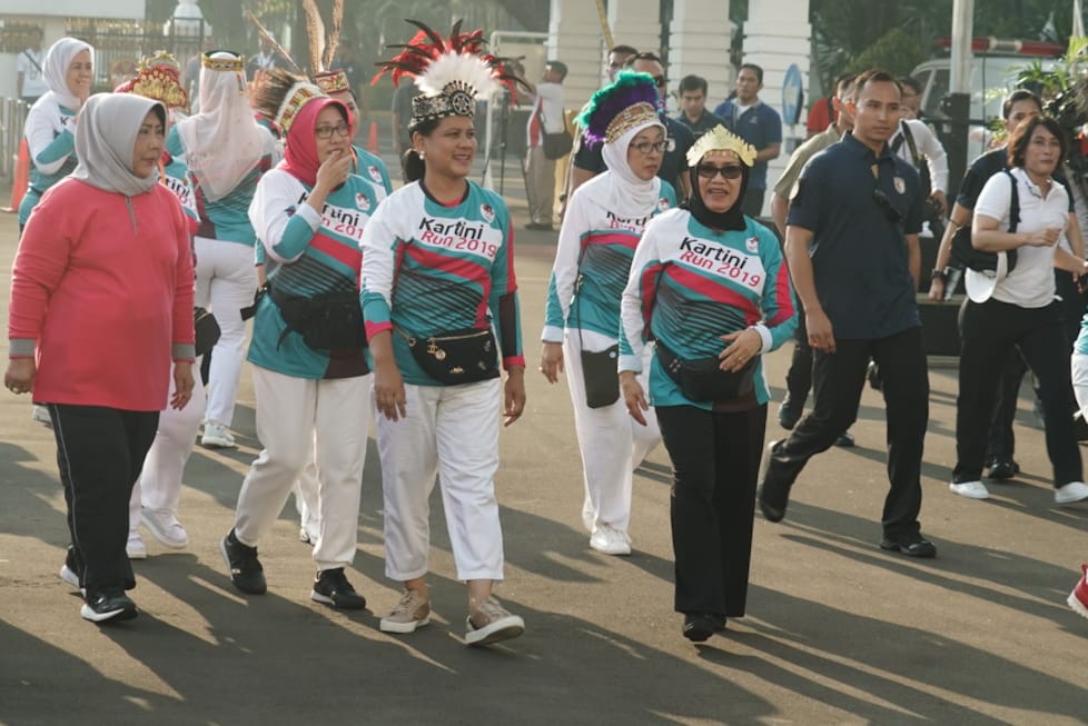 Ibu Negara Iriana Jokowi saat meresmikan lomba lari Kartini bersama Mufidah Jusuf Kalla. (Foto: Biro Pers Setpres)