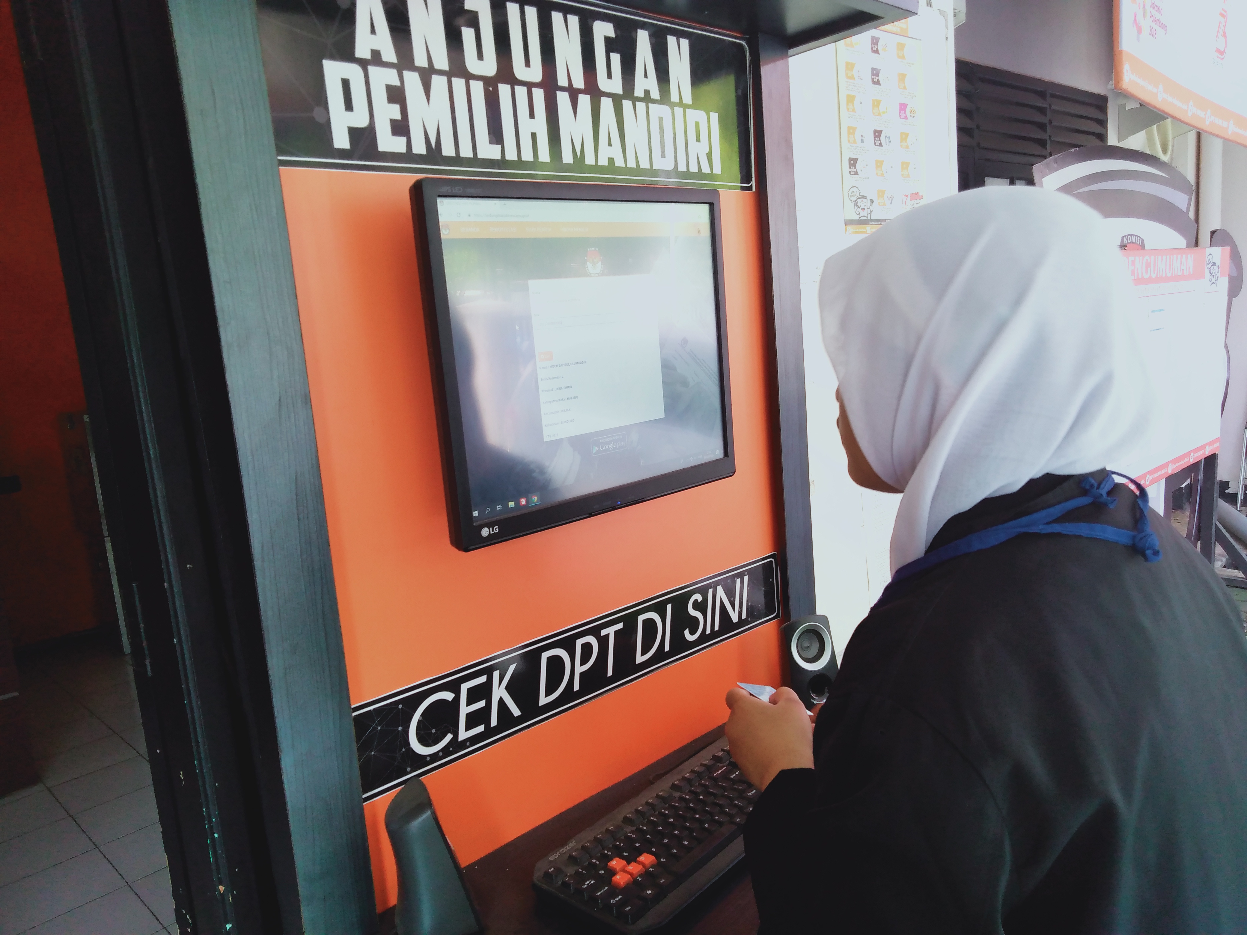 Calon pemilih sedang memeriksa daftar pemilih tetap (Foto: Fajar/Ngopibareng.id)