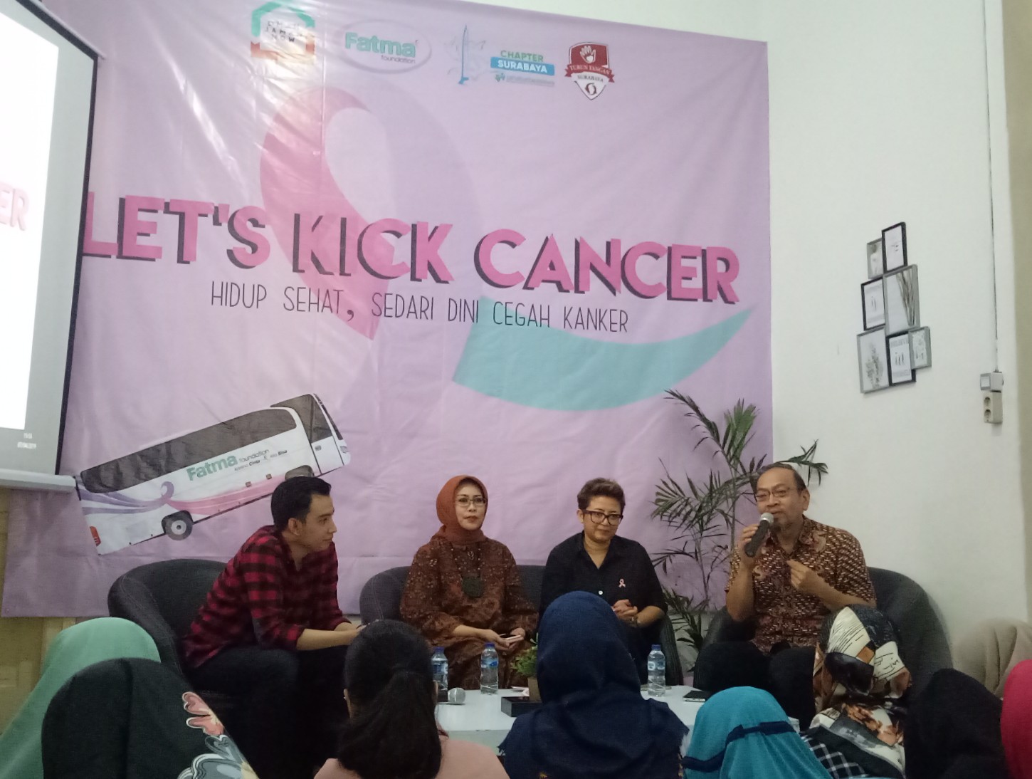Fatma Saifullah Yusuf (dua dari kiri) saat menjadi pembicara di acara talkshow 'Let's Kick Cancer) di Omah Jaman Now Surabaya. Minggu, 7 April 2019.  (Foto:Pita/ngopibareng.id)