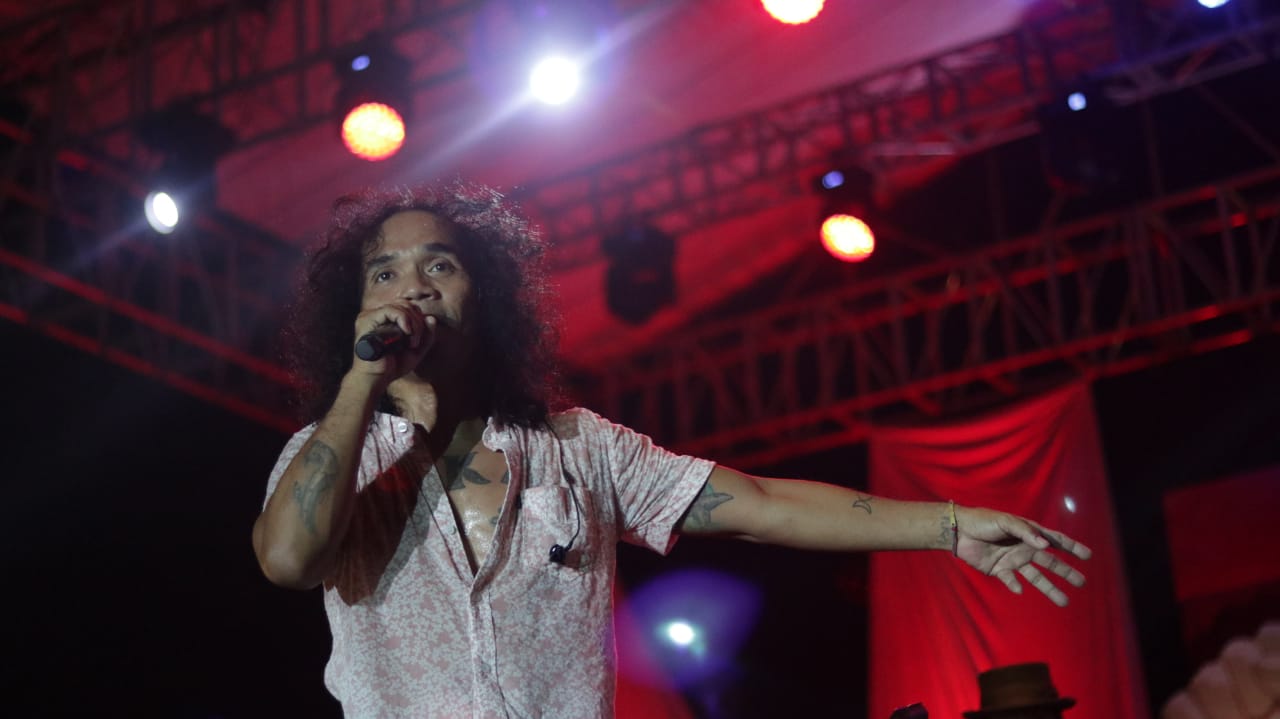 Vokalis Slank Kaka, saat Konser Ngaji Kebangsaan, di Surabaya, Minggu 7 April 2019, malam. (Foto: Haris/ngopibareng.id) 