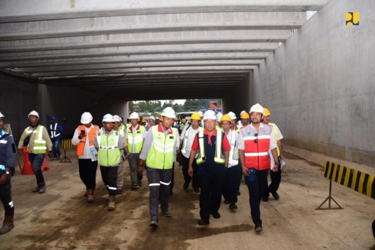 Menteri PUPR Basuki Hadimuljono saat meninjau pembangunan terowongan di bawah Bandara NYIA, Kulonprogo, Yogyakarta, beberapa waktu lalu. (Dokumentasi Kementerian Pekerjaan Umum dan Perumahan Rakyat)