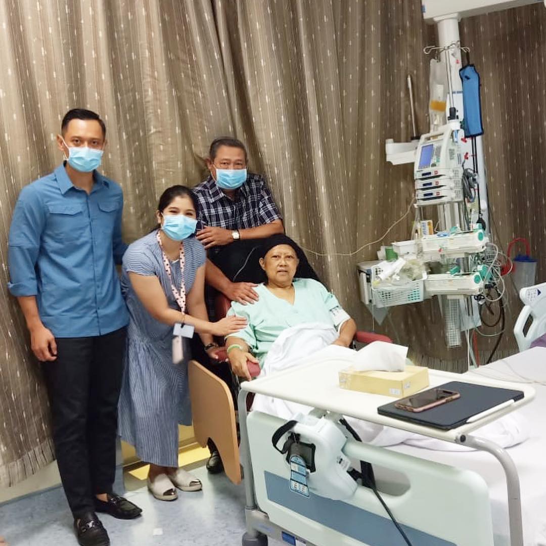 Agus Harimurti Yudhoyono (AHY) menemani ibu, Ani Yudhoyono, bersama istri, Annisa Pohan (Annisa Yudhoyono) dan ayahnya, Susilo Bambang Yudhoyono (SBY).