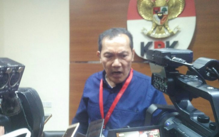 Wakil Ketua KPK Saut Situmorang saat menyampaikan keterangan kepada awak media di gedung KPK, Jakarta, Senin 8 April 2019. (Foto: Antara/Benardy Ferdiansyah)