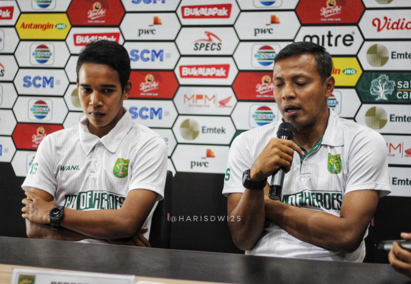 Asisten pelatih Persebaya, Bejo Sugiantoro, dan Misbakus Solikin. (Foto: Haris/ngopibareng.id)