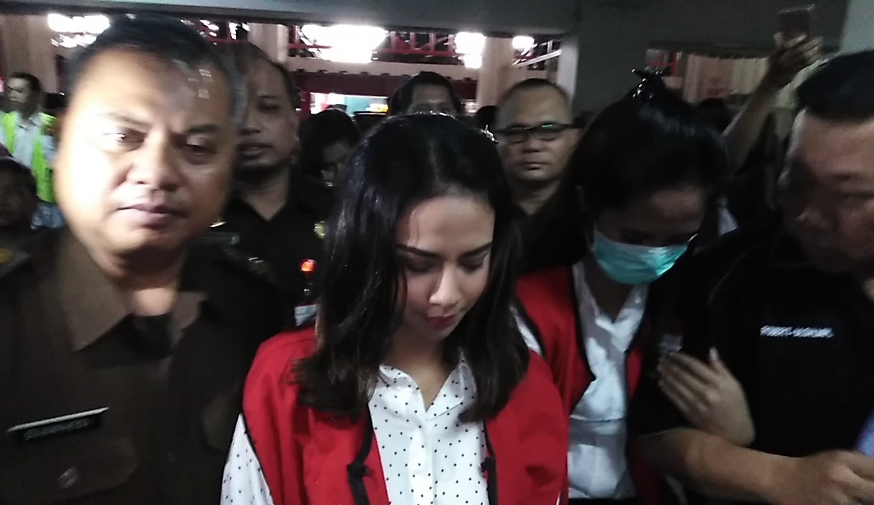 Vanessa Angel sesaat sebelum bersaksi di persidangan, di Pengadilan Negeri (PN) Surabaya, Senin 8 April 2019. (foto: farid/ngopibareng.id) 