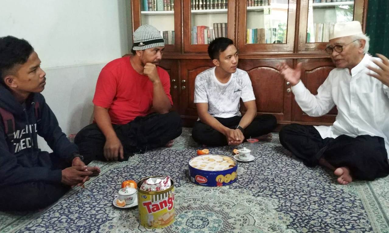 KH Ahmad Mustofa Bisri (Gus Mus) saat menemui Zaenal (kaos putih) ketika meminta maaf di kediaman beliau di komplek Pondok Pesantren Raudlatut Thalibin Leteh Rembang pada Senin 8 April 2019 siang. (Foto: mataairradio.com)