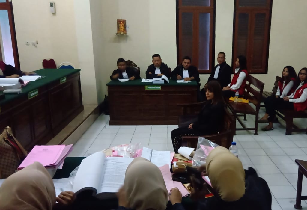 Sidang Prostitusi Online, di Pengadilan Negeri Surabaya. (Foto: Farid/ngopibareng.id) 