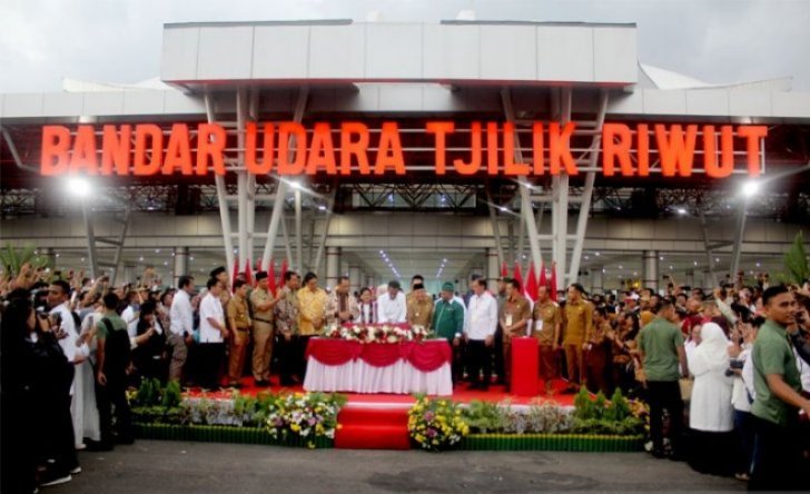 Presiden Joko Widodo menandatangani prasasti terminal baru Bandara Tjilik Riwut Palangka Raya, Senin, (8/4/2019). (Foto: Antara/Muhammad Arif Hidayat)