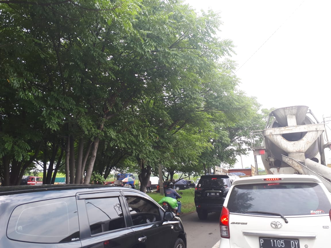 Suasana jalan menuju Gelora Bung Tomo Surabaya. (Foto: Alief.ngopibareng.id)