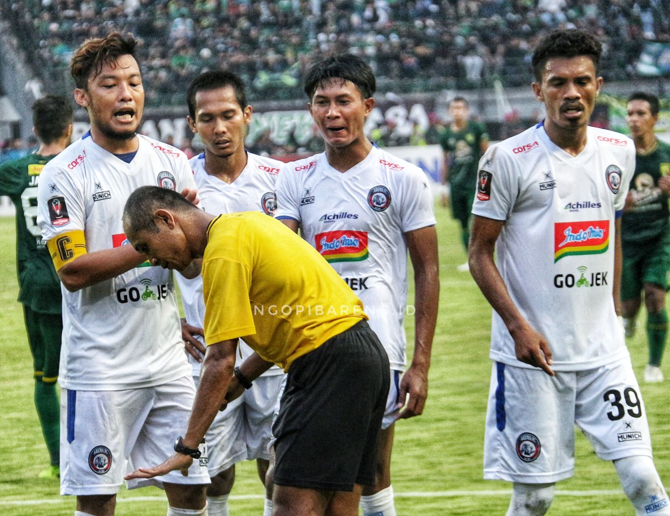 Pemain Arema FC saat hadapi Persebaya. (Foto: Haris/ngopibareng.id)