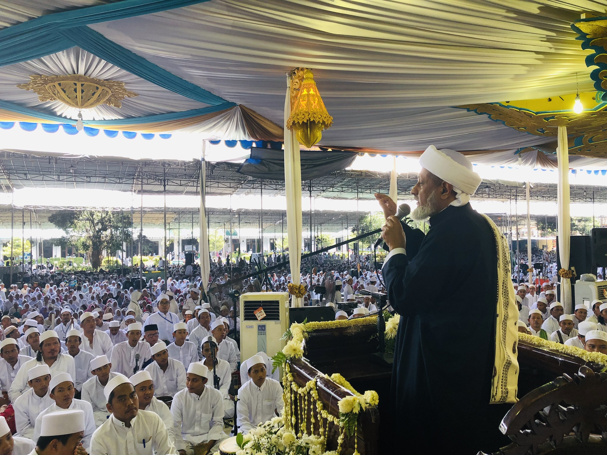 Habib Umar bin Hamid, salah satu keturunan Syeikh Abdul Qadir Jaelani dari Makkah memberi ceramah di depan jamaah Alkhidmah di Ponpes Alfitrah Kedinding Surabaya. (Foto Arif Afandi)