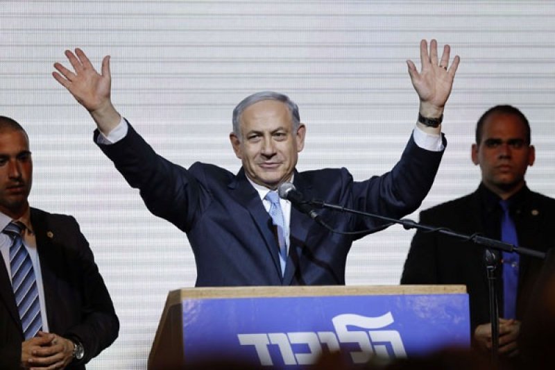 Benjamin Netanyahu melambaikan tangan pada para pendukungnya saat proses kampanye di Israel. (Foto: Antara/Reuters)