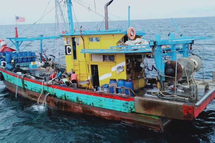 Kapal ikan asing berbendera Malaysia yang ditangkap petugas Kementerian Kelautan dan Perikanan. (Foto: Dokumentasi KKP)