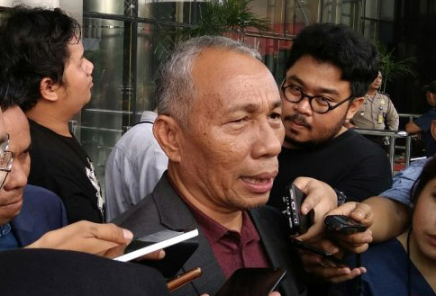 Saut Edward, pengacara Bowo Sidik Pangarso memberikan keterangan kepada awak media, di Gedung KPK, Jakarta, Rabu, 10 April 2019. (Foto: Antara)
