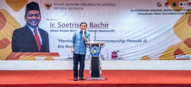 Eks Ketua Umum Partai Amanat Nasional, Soetrisno Bachir, saat ditemui di Universitas Muhammadiyah Surabaya, Rabu 10 April 2019. (Foto: Farid/ngopibareng.id) 