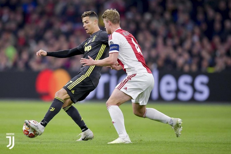 Cristiano Ronaldo dikawal ketat bek Ajax Matthijs De Ligt. (Foto: Twitter@Juventus)