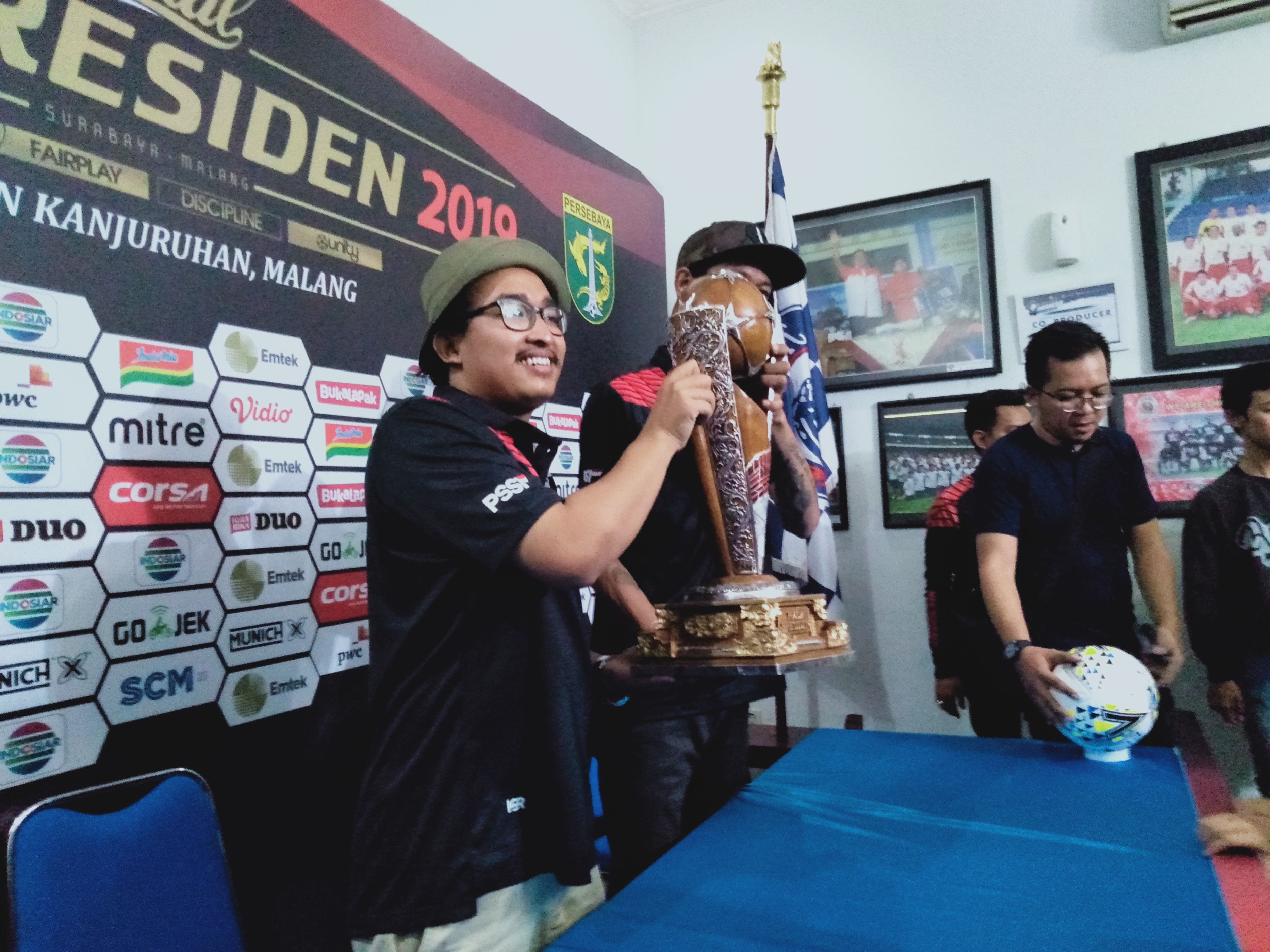 Anggota Steering Comitte menunjukkan Trofi Piala Presiden 2019 (Fajar/Ngopibareng.id)