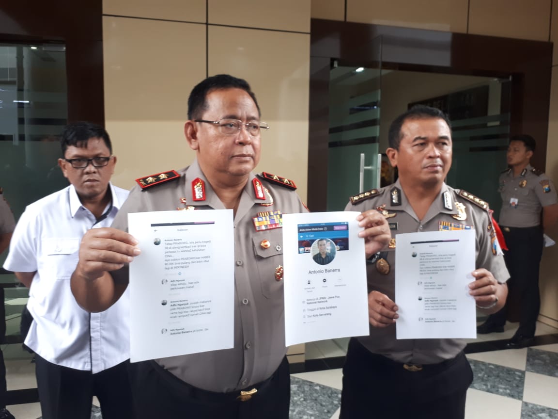 Kapolda dan Kabid Humas Polda Jatim menunjukan barang bukti kasus ujaran kebencian di Polda Jatim, Kamis 11 Maret 2019.(Foto: Alief/ngopibareng.id)