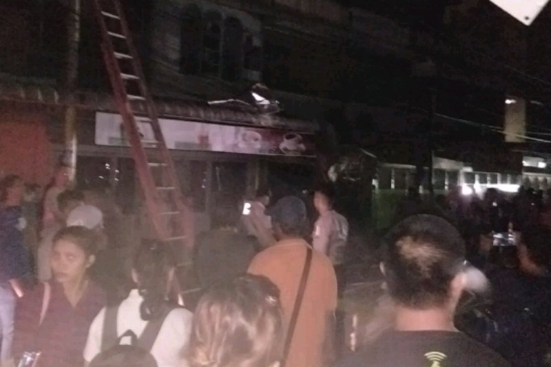 Warga berkerumun di lokasi ledakan ruko di Medan. (Foto: dok/antara)
