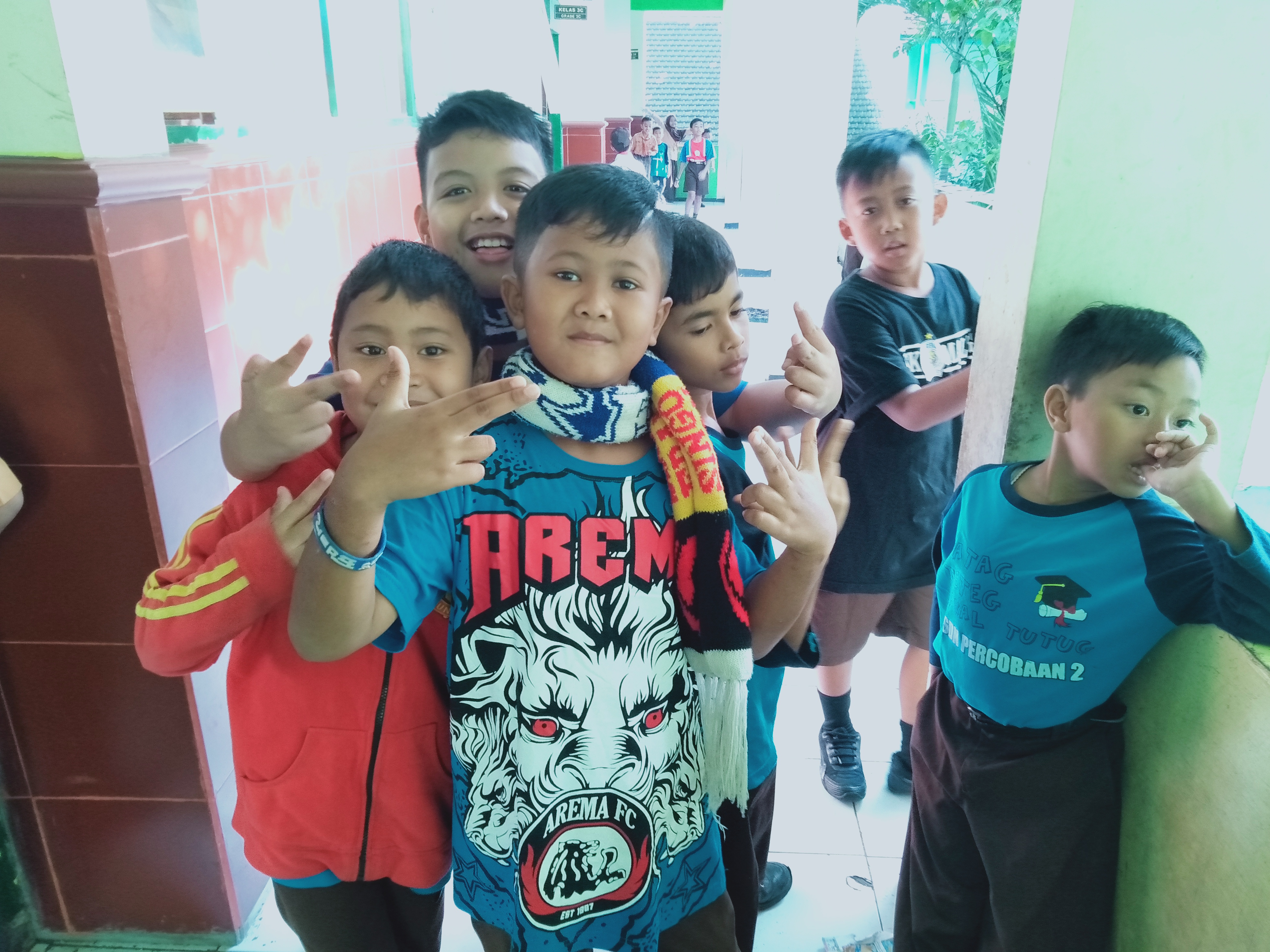 Siswa-siswa SDN Percobaan 2 Malang mengenakan kostum Aremania saat sekolah. (Foto: Fajar/ngopibareng)