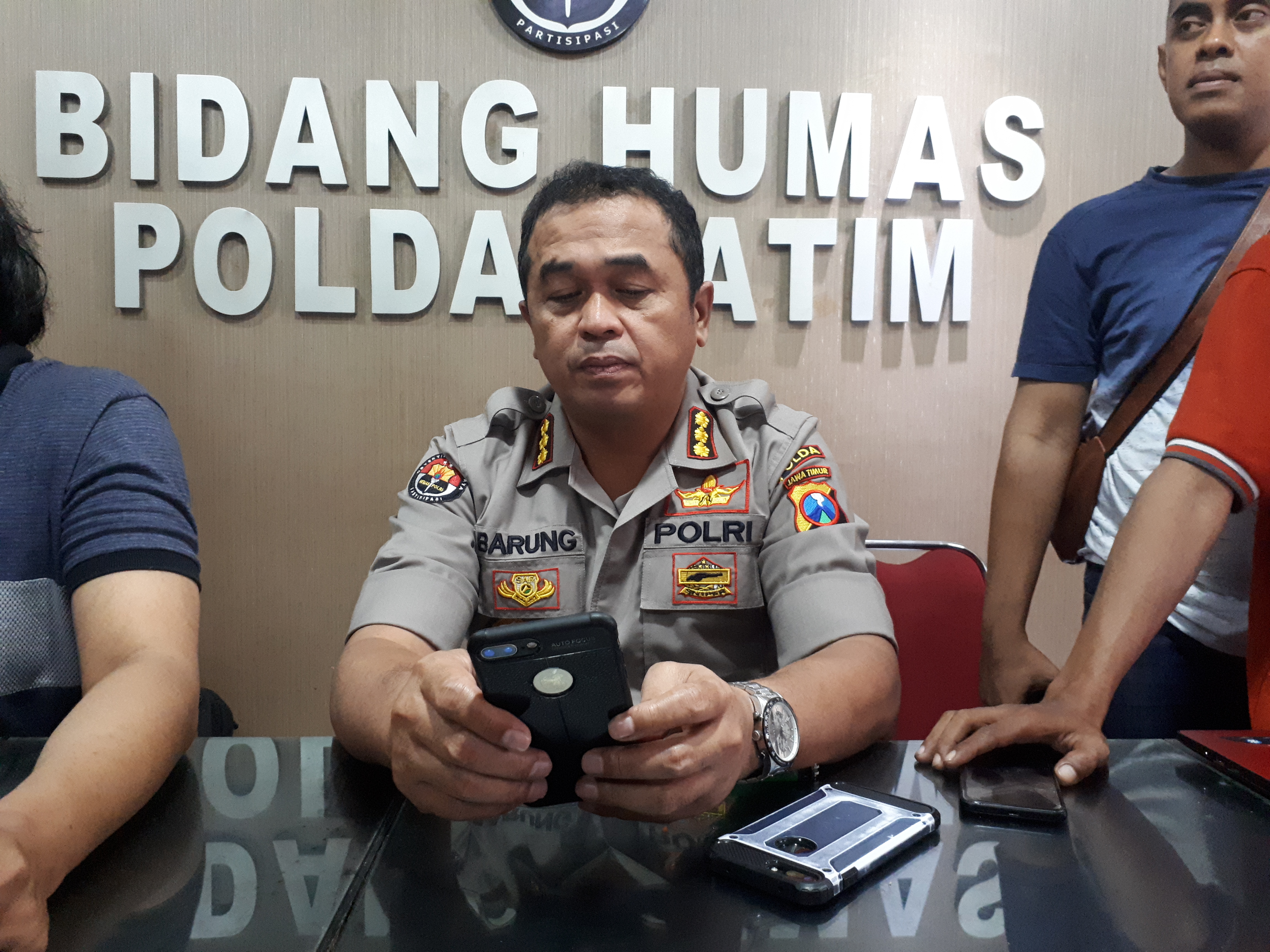 Kabid Humas Polda Jatim, Kombes Pol Frans Barung Mangera memberikan keterangan pers terkait mutilasi blitar. (Foto: Alief/ngopibareng.id)