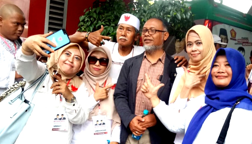 Bambang Widjojanto tiba di Dyandra Convention Center, Surabaya, Jumat 12 April 2019. (Foto: Farid/ngopibareng.id) 