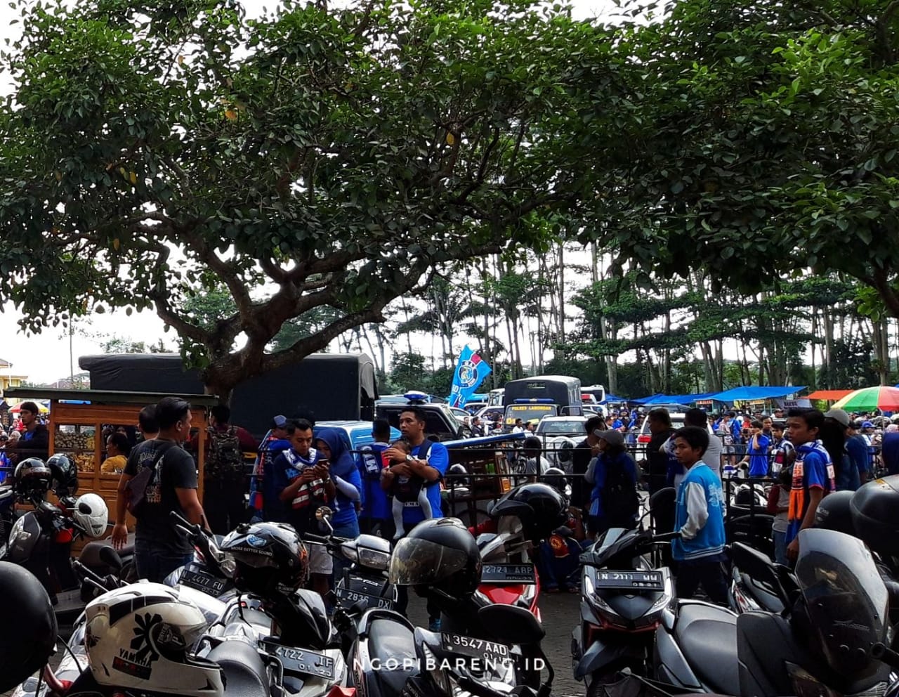 Suasana di sekitar Stadion Kanjuruhan Malang. (Foto: Haris/ngopibareng.id)