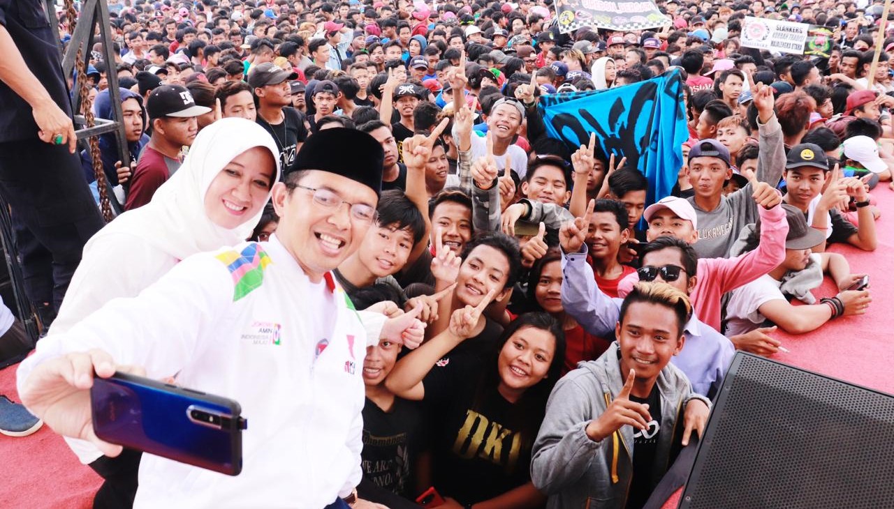 Direktur Relawan TKN Jokowi Amin, Maman Imanulhaq melakukan selfie saat menghadiri Apel "Satu Indonesia" di Lapang Pasar Lawas Majalengka, Jumat, 12 April 2019. (Foto: Istimewa)