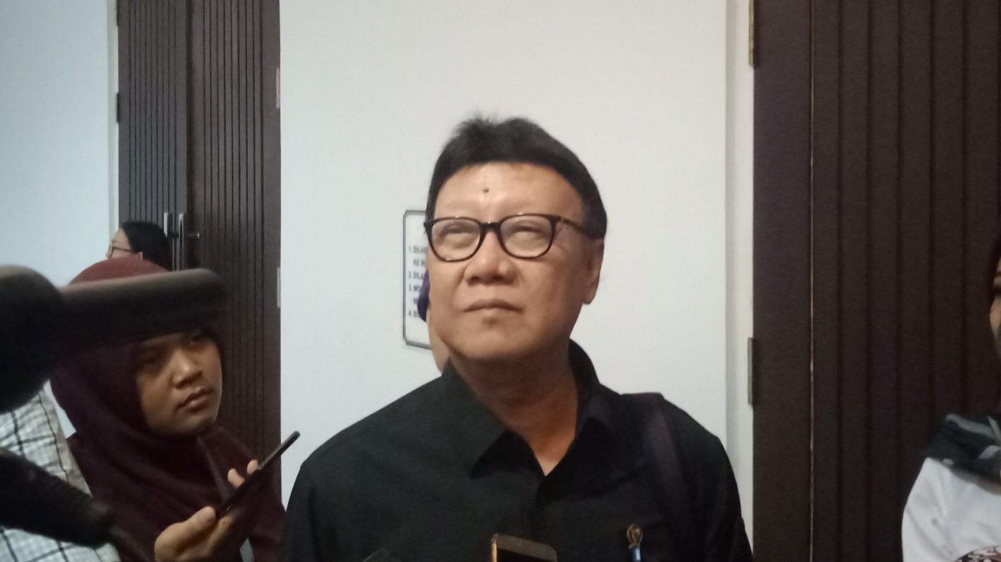 Menteri Dalam Negeri (Mendagri), Tjahjo Kumolo saat ditemui wartawan usia mengisi talkshow di Ubaya Surabaya. (Foto:Pita/ngopibareng.id)