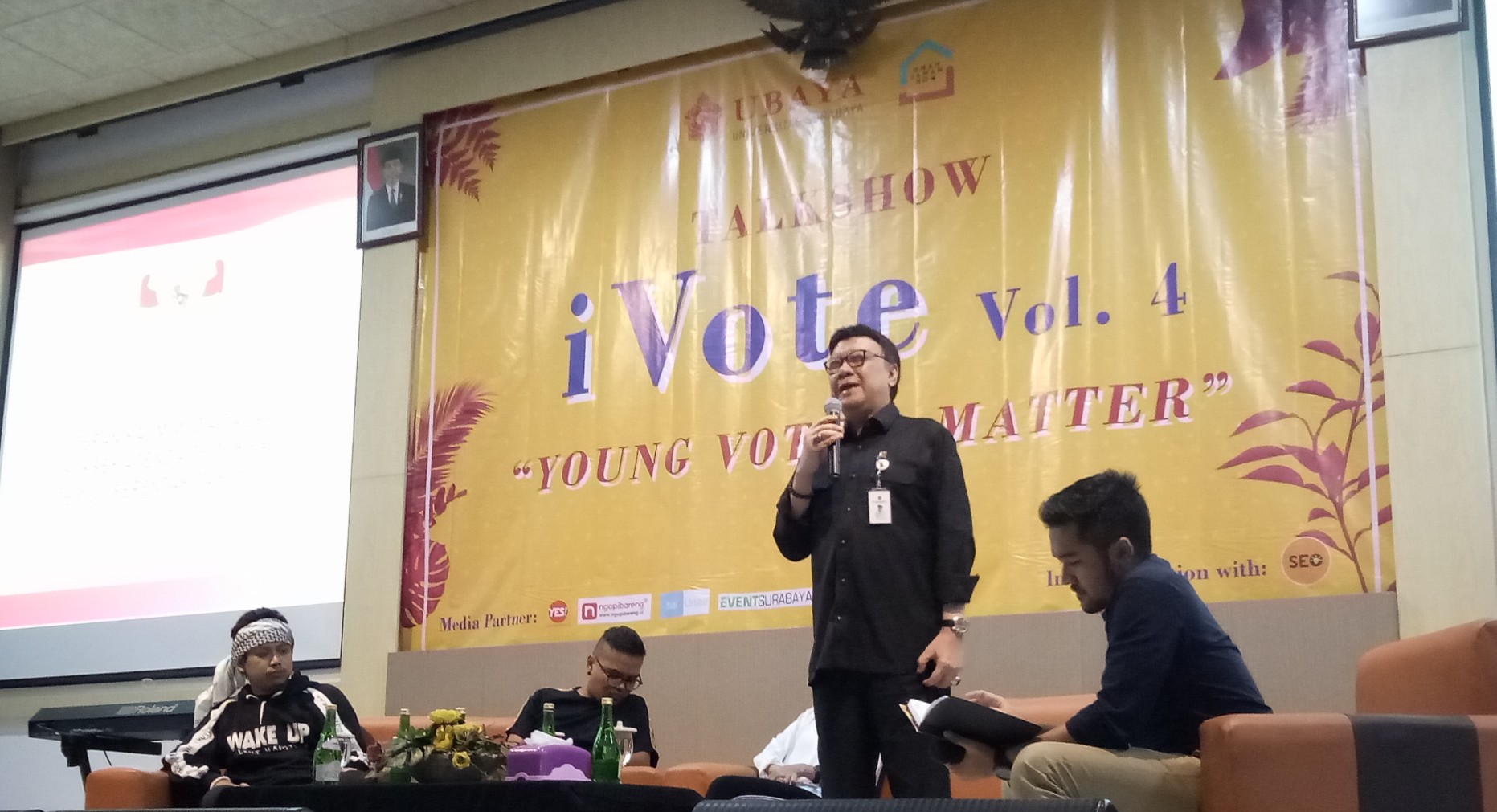 Menteri Dalam Negeri, Tjahjo Kumolo dalam acara talkshow 'Young Voter, Matter' yang diadakan oleh Omah Jaman Now dan Ubaya.  (Foto: Pita/ngopibareng.id)