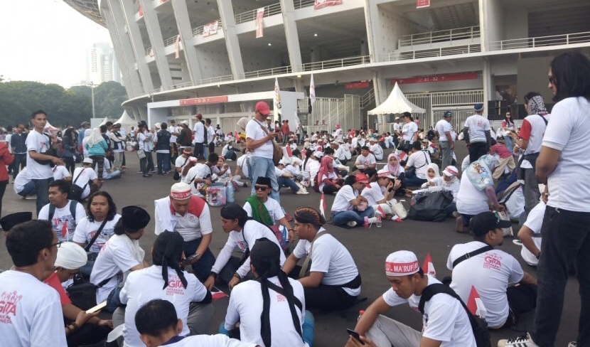 Para pendukung Jokowi-Ma`ruf mulai datangi Gelora Bung Karno. (Foto: antara)