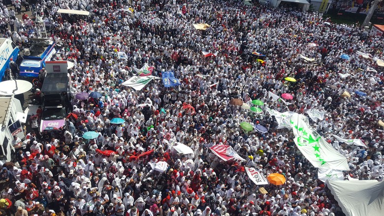 Antrean massa pro-Jokowi-Ma'ruf di Pintu 10 GBK sekitar pukul 10.15 WIB. (Foto: detik.com)